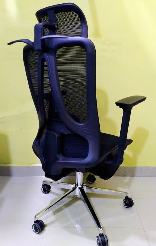Компьютерное кресло с сетчатым сиденьем и подставкой для ног 3