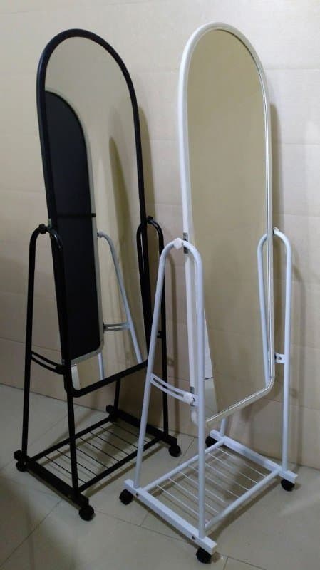 Большое зеркало на металлической подставке с колесами