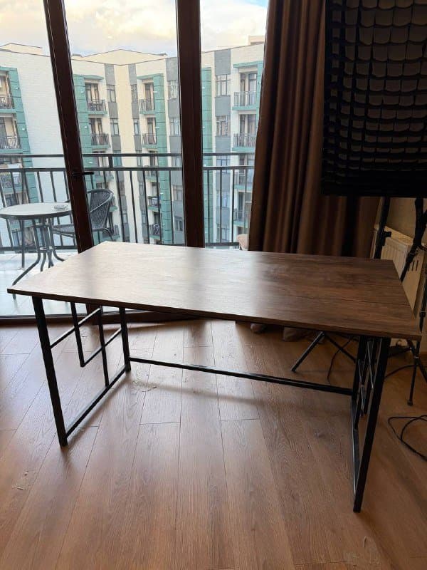 Стол, компьютерный стул, два фикуса с землей