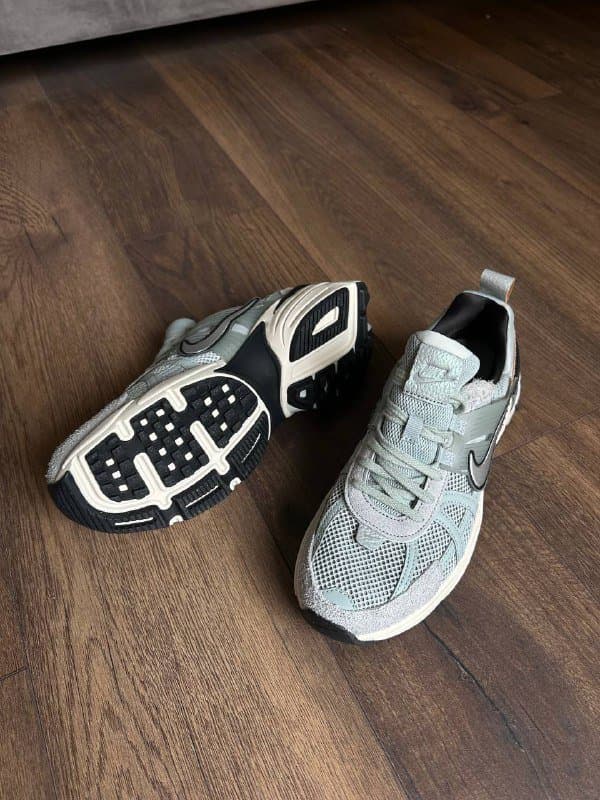 Кроссовки Nike V2K Run мужские US 11 UK 8.5 1