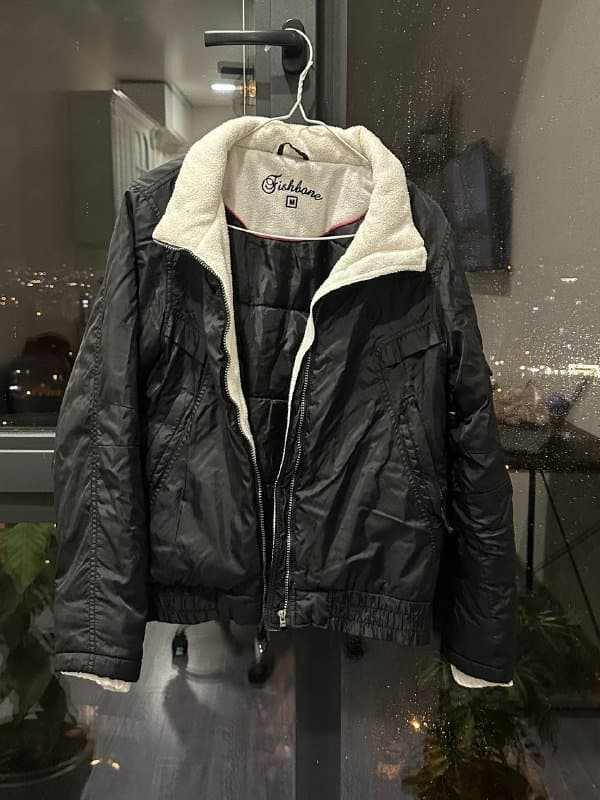 кейс для покера, прозрачное платье, платье с длинным рукавом, ковбойская шляпа, зимняя шапка, зимняя куртка 8