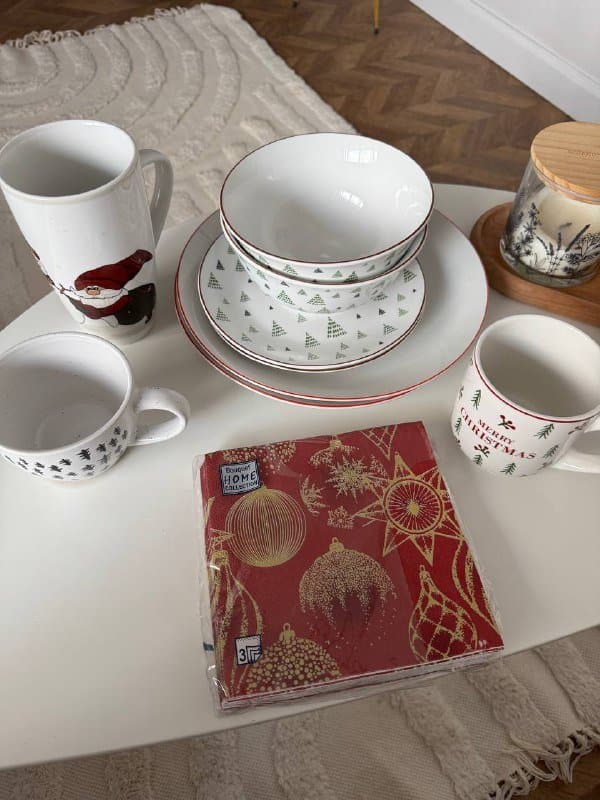 Новогодний набор посуды из кружек и тарелок