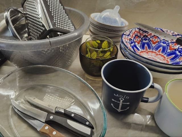 Посуды набор из мисок, ножей, кружек, салатников