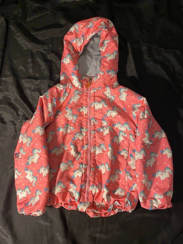 Детская одежда на девочку: куртки, штаны, спортивный топ