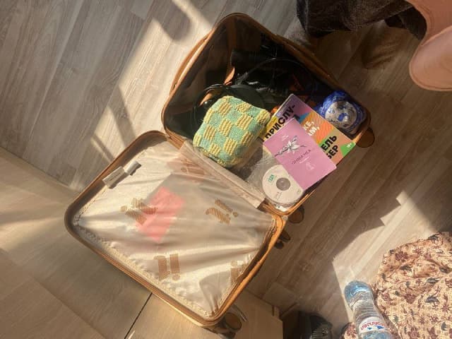 Черный чемодан Samsonite, белый чемодан IT