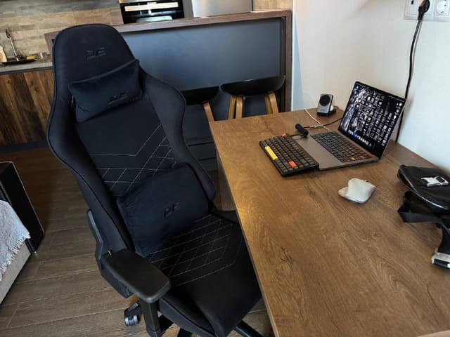 Рабочий стол, монитор LG 27UL650-W, игровое кресло 2E Bushido II