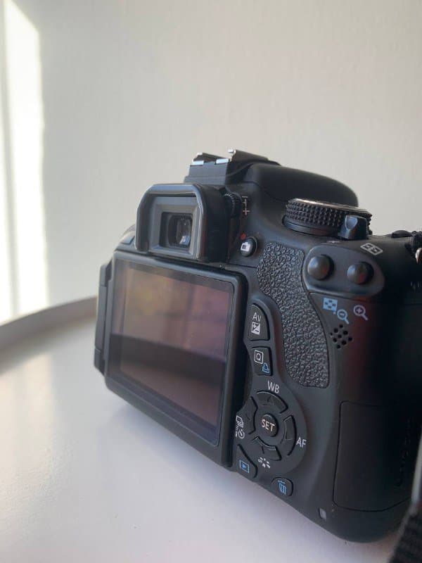 Фотоаппарат Canon EOS 600D с объективом 18-55mm и аксессуарами