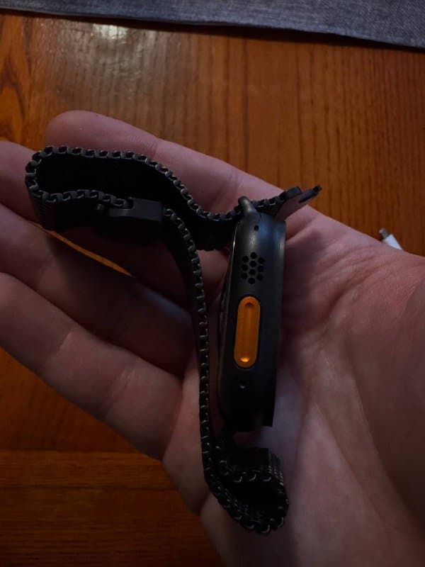 Apple Watch Ultra 2 с металлическим ремешком и зарядкой 4