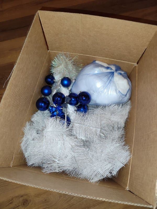 Небольшая белая искусственная ёлка с украшениями