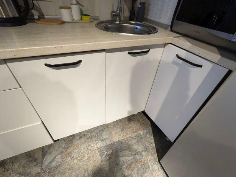 кухня б/у с нижними и верхними шкафами, раковиной, столешницей, вытяжкой 1