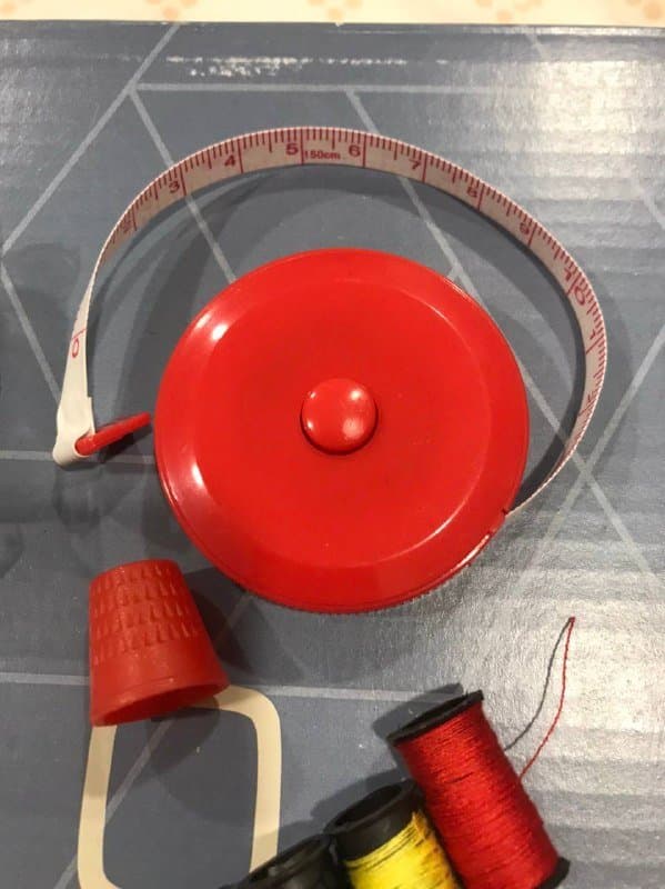 Нитки, иголки, ножницы, сантиметр, напальчник, пуговицы, спицы, нитки для вязания, бисер набор 6