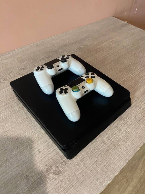 Sony PlayStation 4 PRO, два джойстика, питание, HDMI, провод