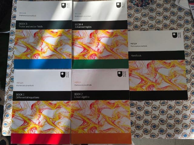 Учебники по математике и информатике Open University MST224 и TM112