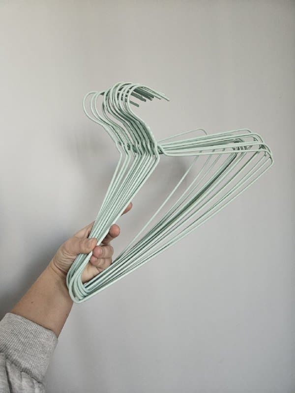 Металлические вешалки светло-зеленые, зеленые, розовые