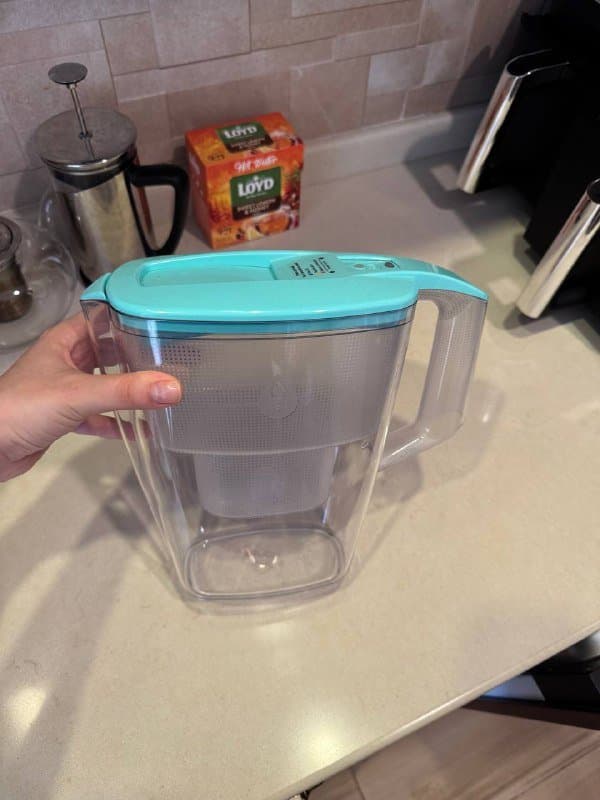 Фильтр для воды, клеенка, сотейник, ножи и кухонные принадлежности