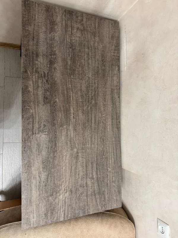 Стильный рабочий стол с металлическими ножками 2