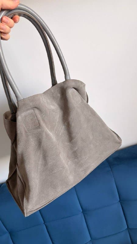 Большая серая сумка из натуральной замши