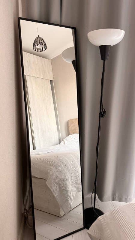 Зеркало с черной рамой, торшер лампа