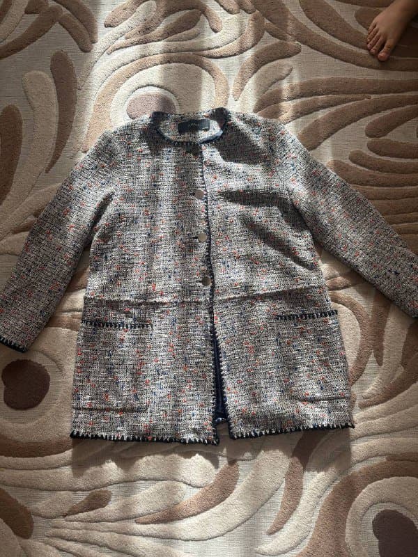 Серое пальто, серая кофта, худи с цветами, розовая кофта, белый свитер, рюкзак 2