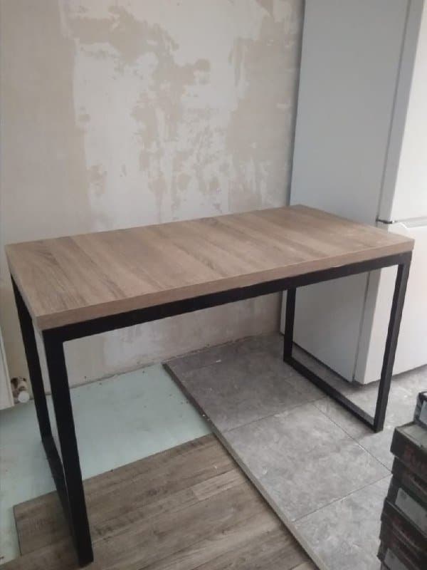 Стол с металлическим каркасом и толстой столешницей