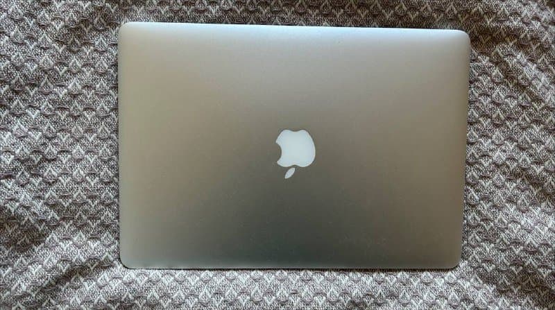 MacBook Air 13-inch 2017 с зарядным устройством 1