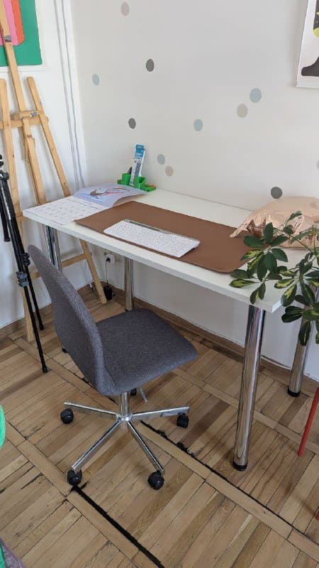 Стол и компьютерный стул