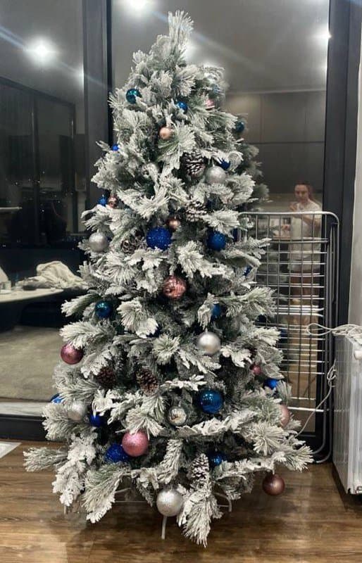 Искусственная заснеженная ёлка с украшениями