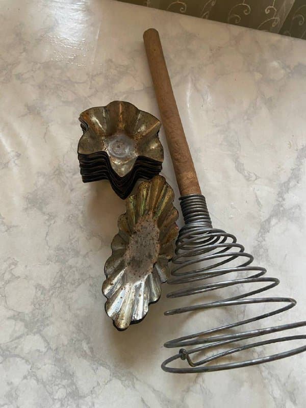 Металлические формы для выпечки и венчик для кухни