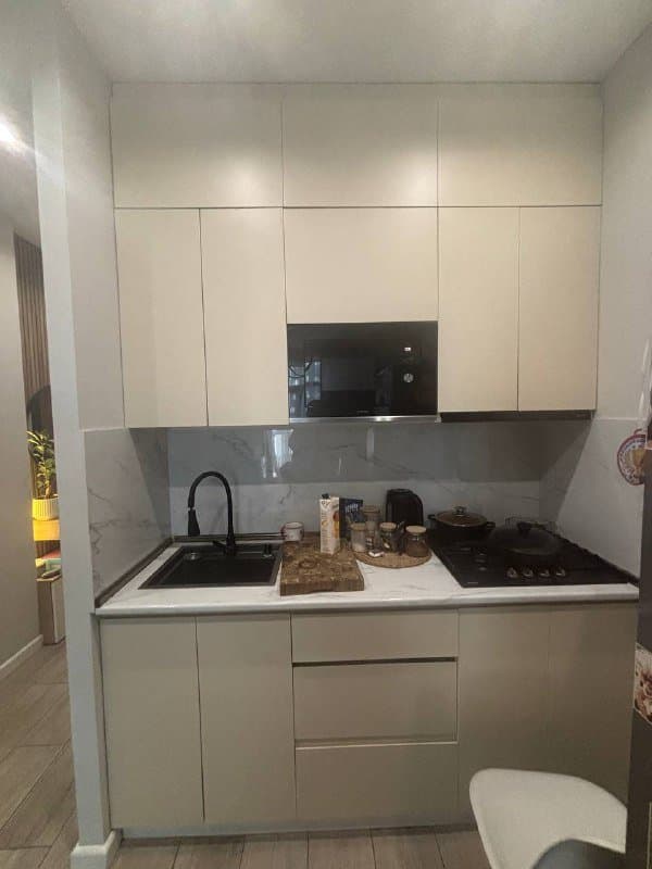 Кухня с газовой плитой и раковиной