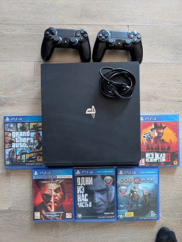 PS4 Pro 1TB, 2 джойстика, 5 игр
