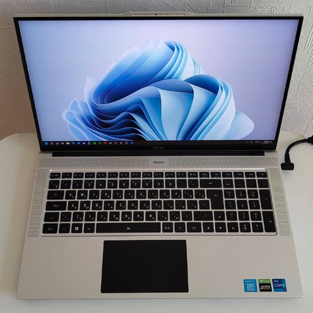 Ноутбук GIGABYTE AERO 17 XE5 без аккумулятора