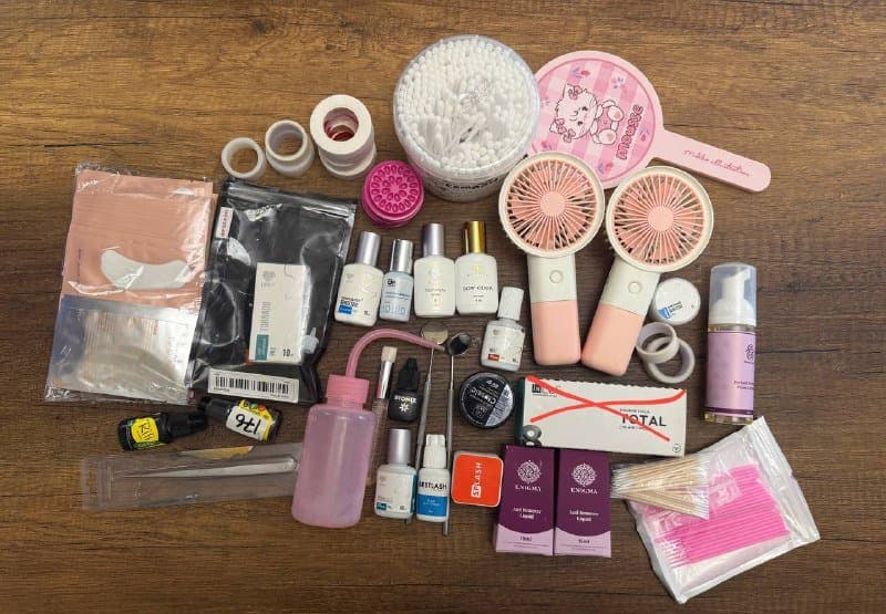 Пакет женской одежды, этажерка и набор для наращивания ресниц 6