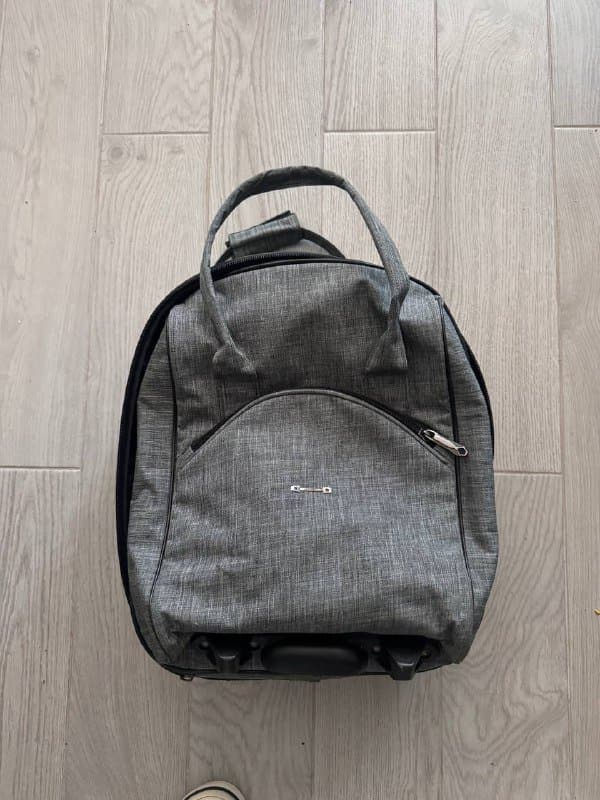 Чемодан на колесах очень легкий 2