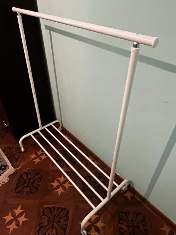 Металлическая вешалка для одежды разборная на колесах белая