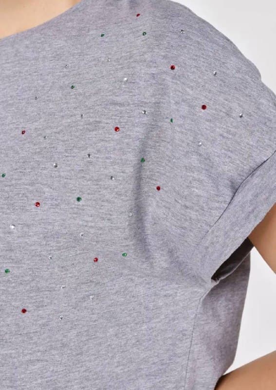 Серые футболки со стразами, белая футболка с принтом, кружевные слипы