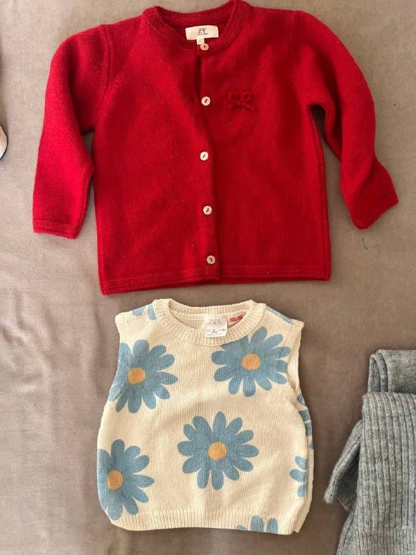 Платье, свитеры, джинсы, теплый костюм, куртка, кроссовки, шапки