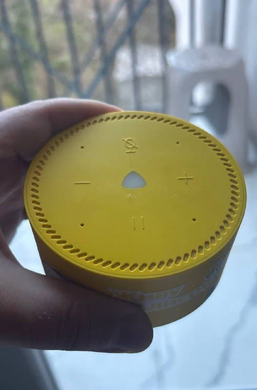 Умная колонка Яндекс Лайт жёлтого цвета