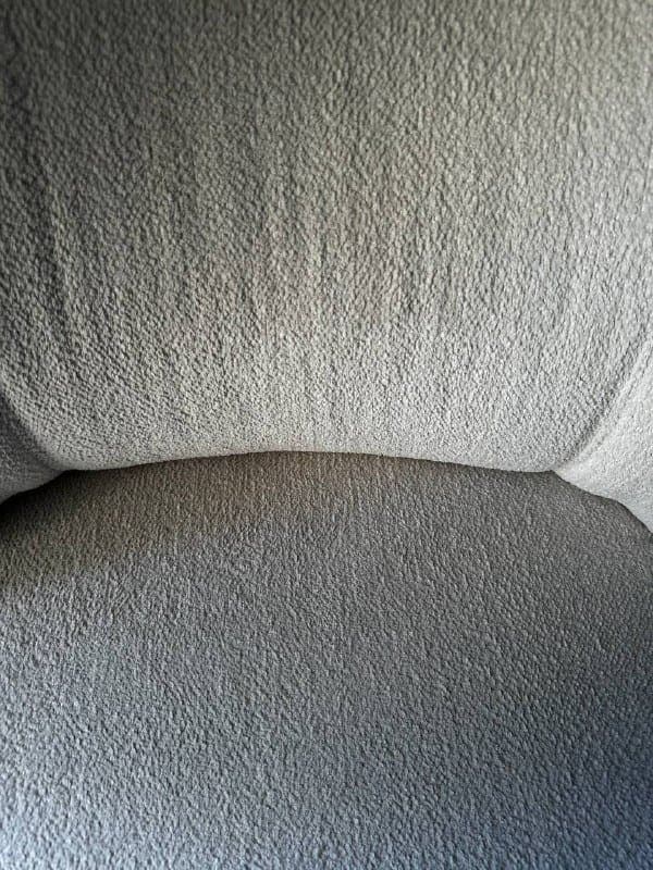 кресло бело-бежевого цвета 3