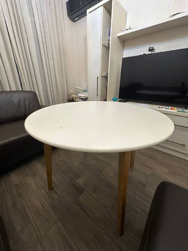 Круглый стол и три стула