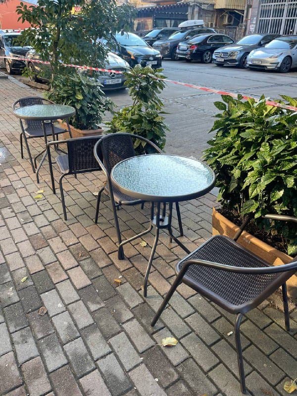 Два комплекта стол и стулья