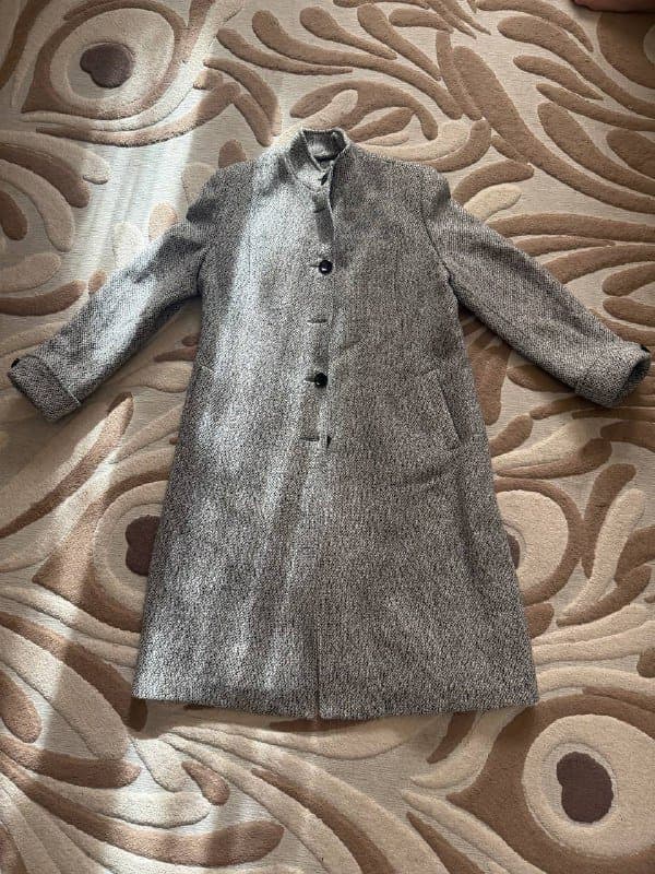 Серое пальто, серая кофта, худи с цветами, розовая кофта, белый свитер, рюкзак