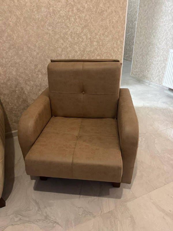 Кресло коричневое