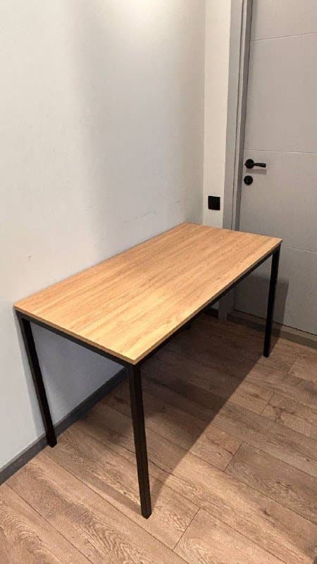 Письменный стол с держателем для проводов 1