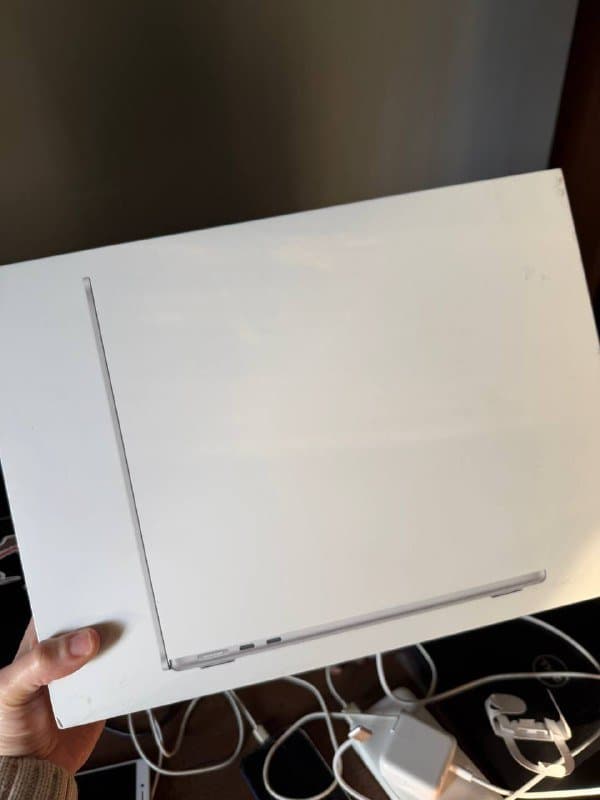 коробки от iPhone 17 Pro, MacBook Air M4 1