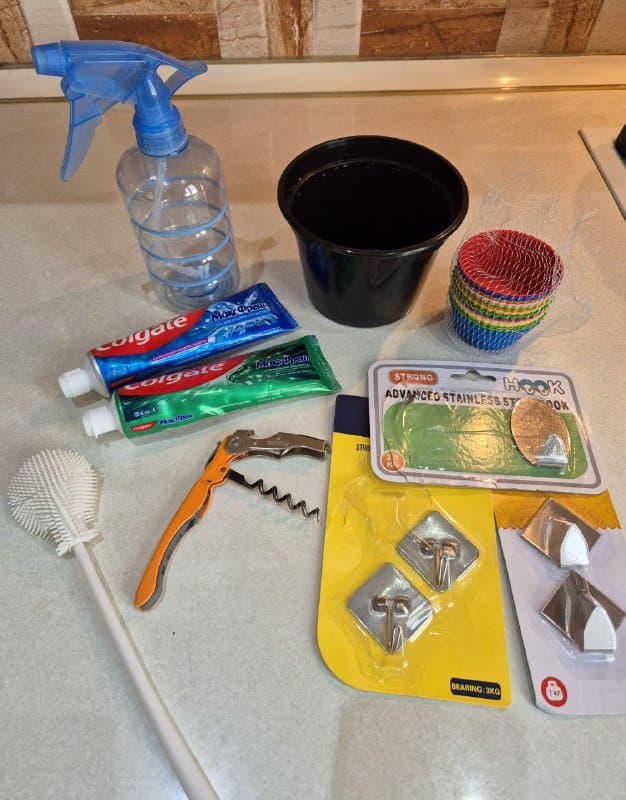 Вещи и посуда для дома: кастрюли, сковорода, венчик, бокалы, поднос, мерный стакан, терка, пластиковые миски, кружка, кассеты для швабры 10