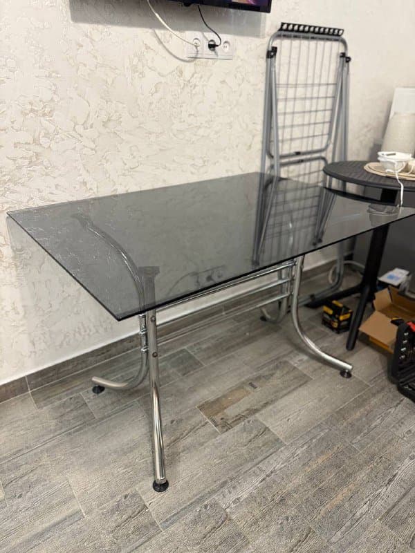 стол со стеклянной поверхностью, два стула из замкожи