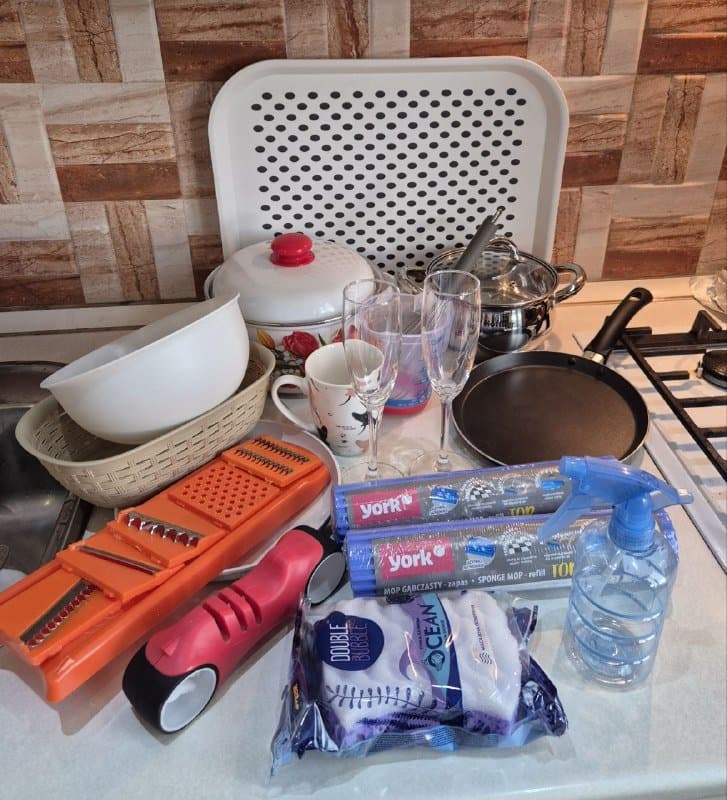 Вещи и посуда для дома: кастрюли, сковорода, венчик, бокалы, поднос, мерный стакан, терка, пластиковые миски, кружка, кассеты для швабры 6