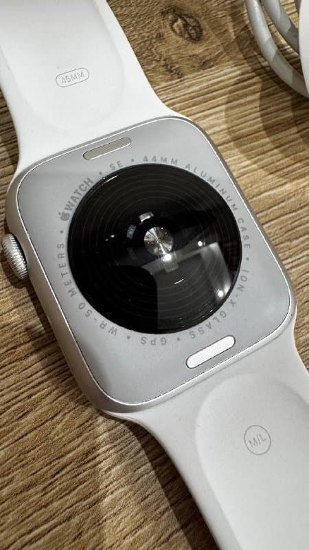 Apple Watch SE 2 44 мм с браслетами и защитой дисплея 2