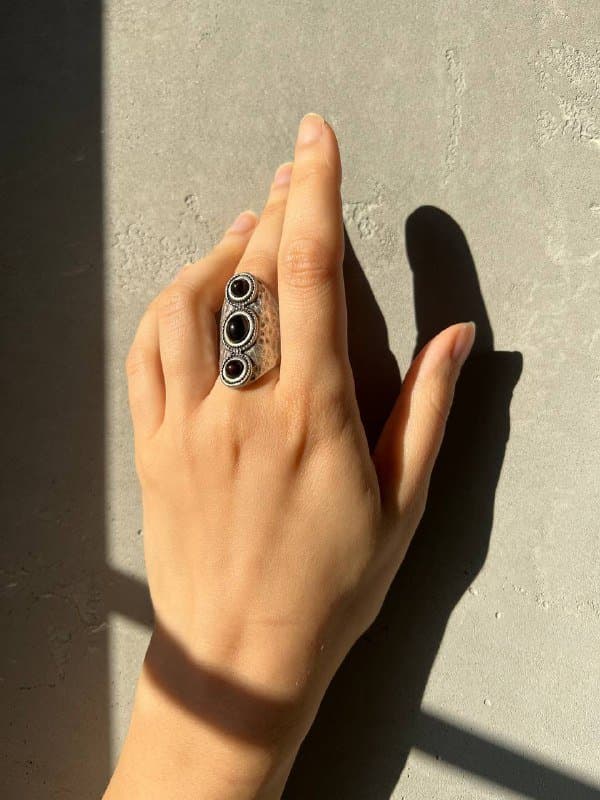 Кольцо с черными кабошонами размер 17