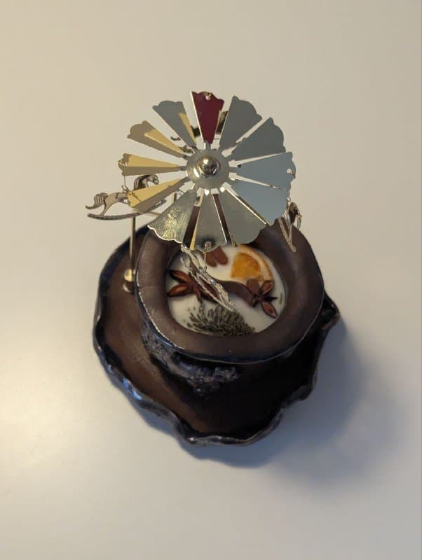 Свеча ручной работы с лошадками 3